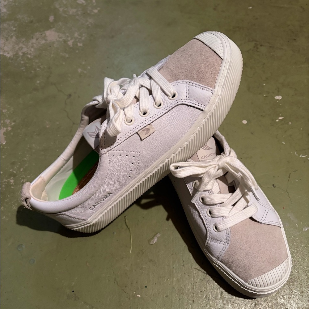 Cariuma Oca Low White and Taupe Leather Sneakers